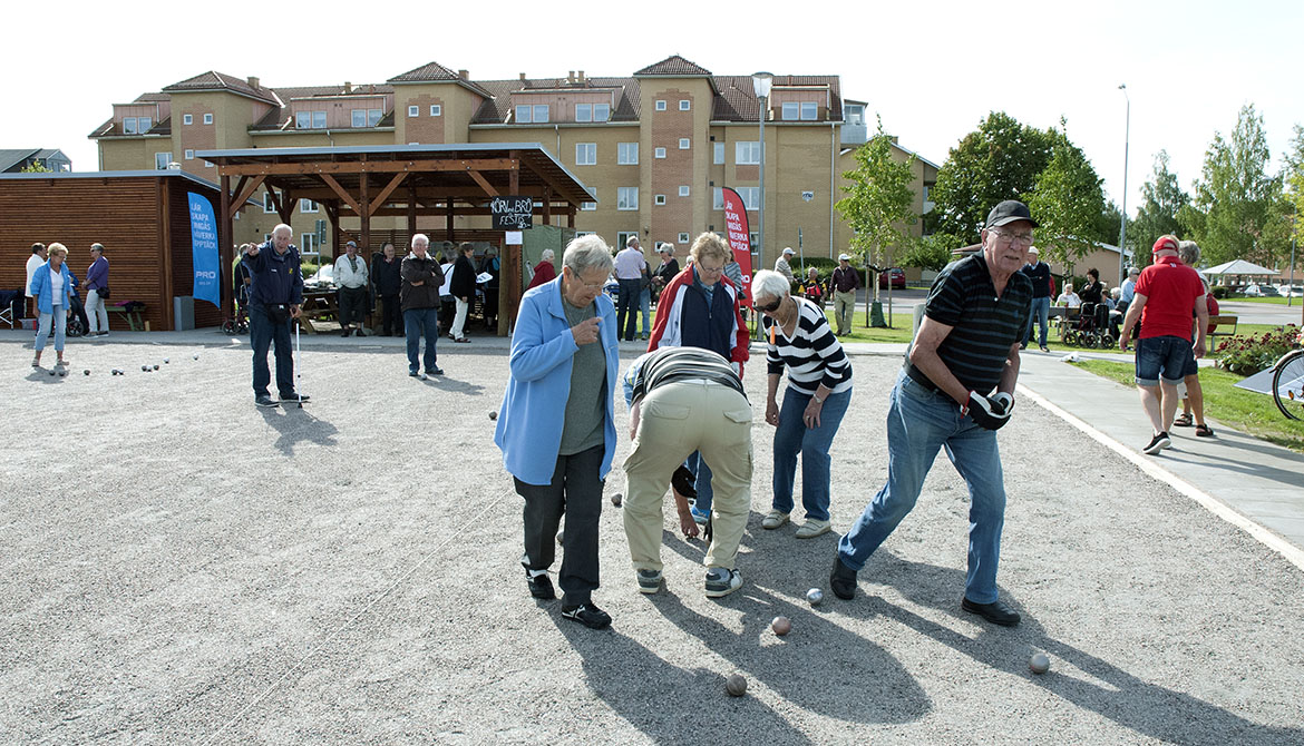 Människor spelar boule på Gröna torget
