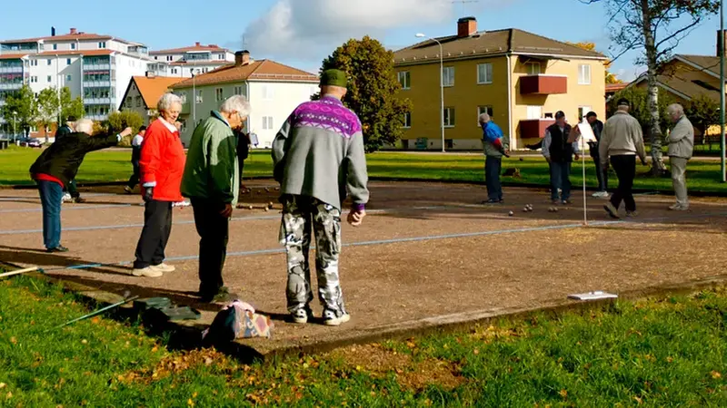 Ett gäng pensionärer spelar boule på Gröna torget.