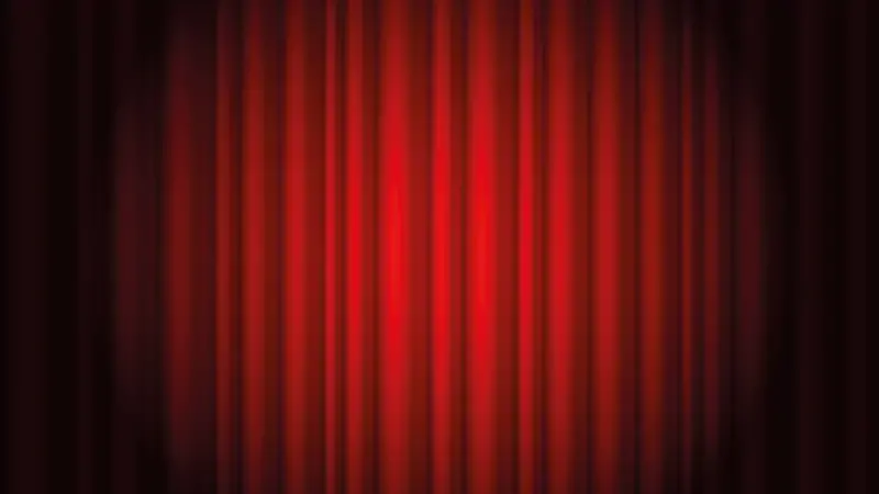 Rött draperi framför en filmduk.