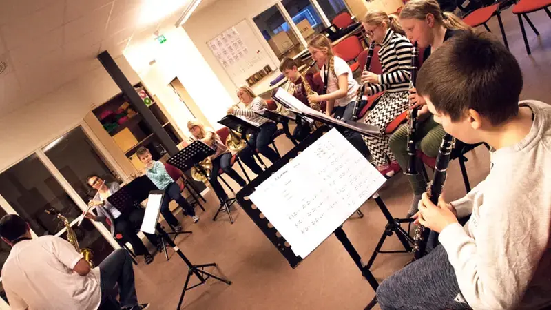 Elever har musikundervisning på Kulturskolan i Kil.